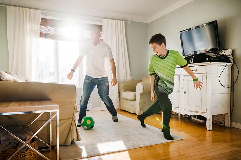 爸爸和儿子在家踢室内足球