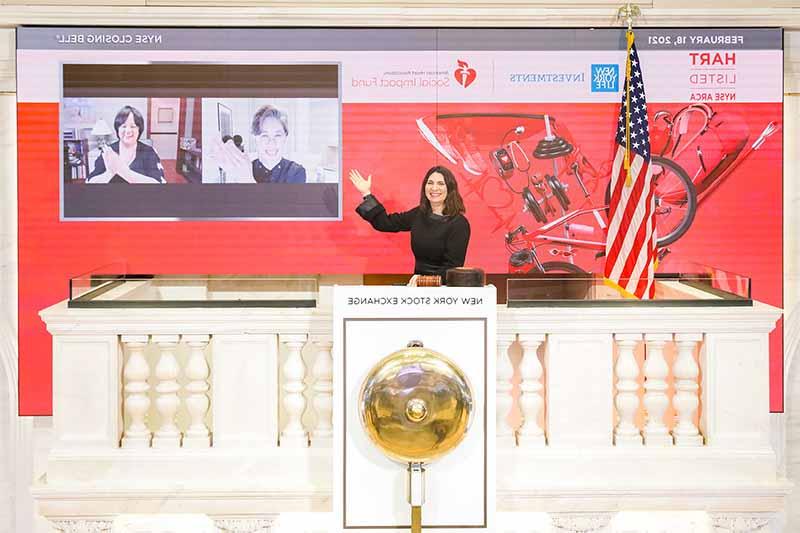  virtual closing of the bell on Feb. 18, 纽约 Stock Exchange President Stacey Cunningham joined Yie-Hsin Hung, CEO of 纽约 Life Investment Management, 博士和. Regina Benjamin